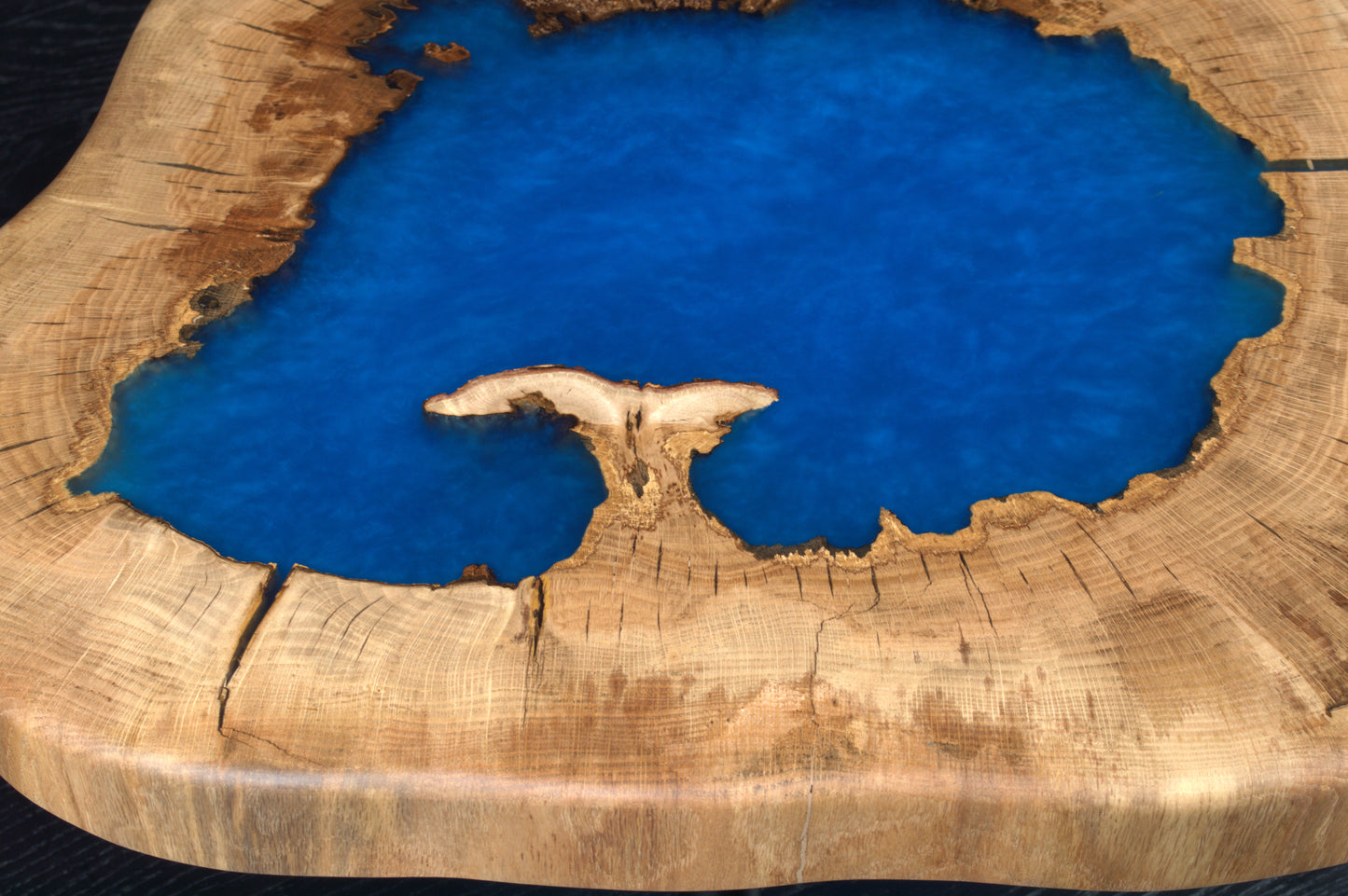 Table basse chêne " Tronc " résine sky blue (A053)