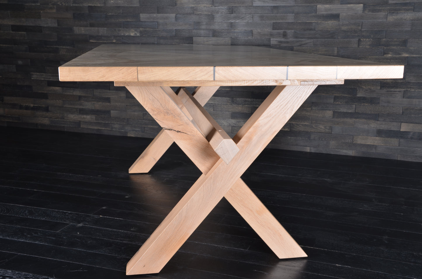 Table chêne "Bâton rompu" résine BLACKICE 1995 X 995 mm (A082)