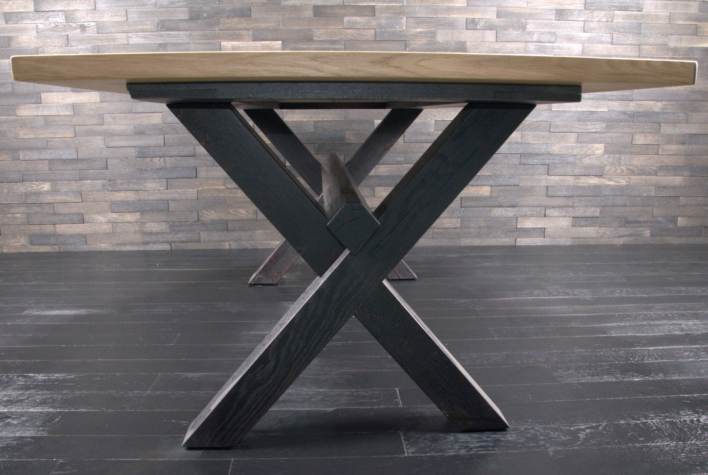 Table chêne massif 1990x990mm vernis mat résine Black Ice (N°A081)