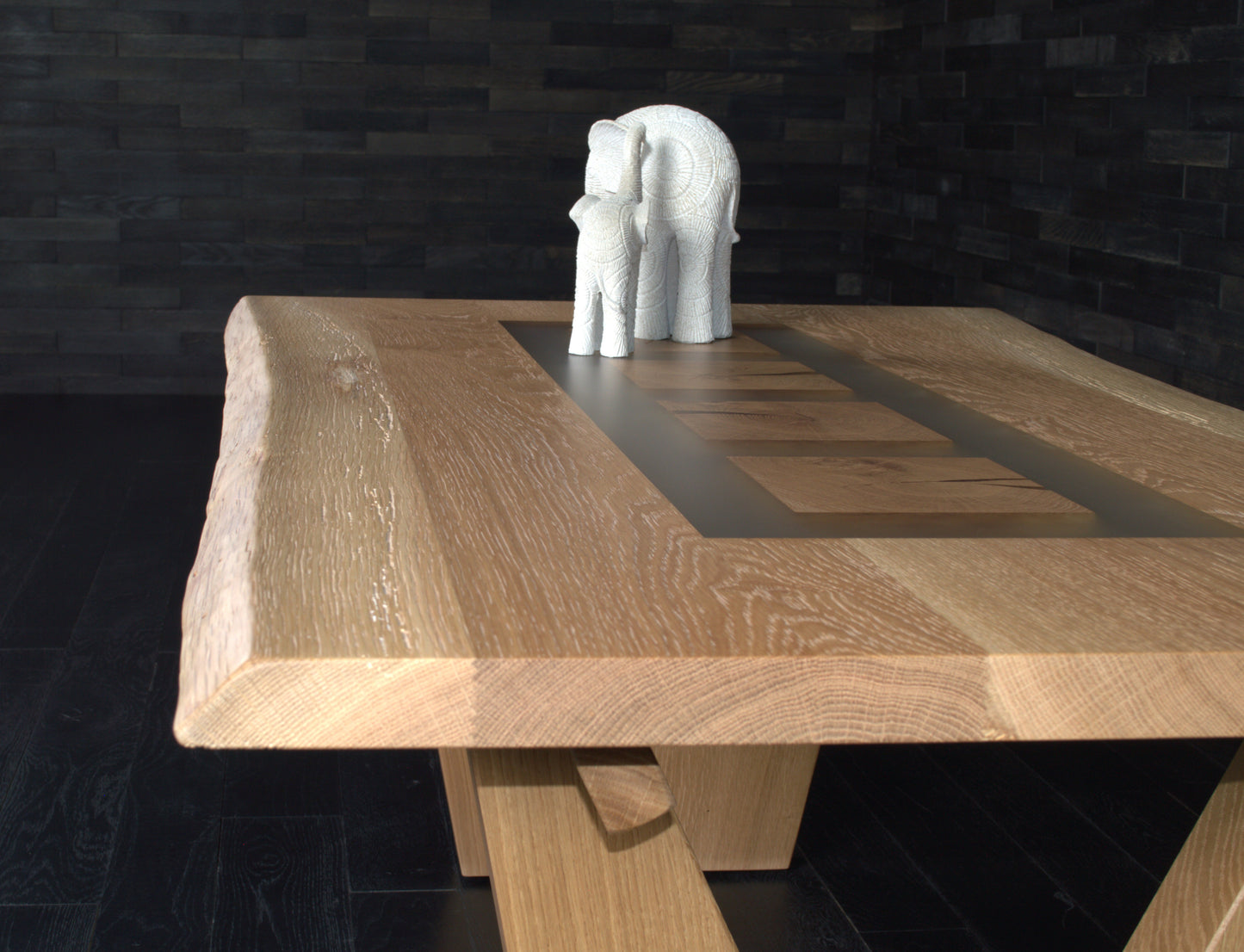 Table basse en chêne massif résine opaque 1250X650mm bords natures (n°A105)