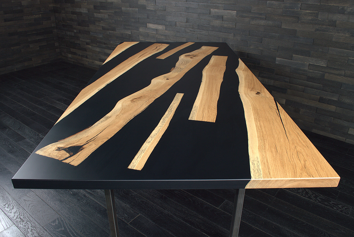 Plateau de table chêne massif 2150X1050mm résine noir bords droits vernis mat N°A138