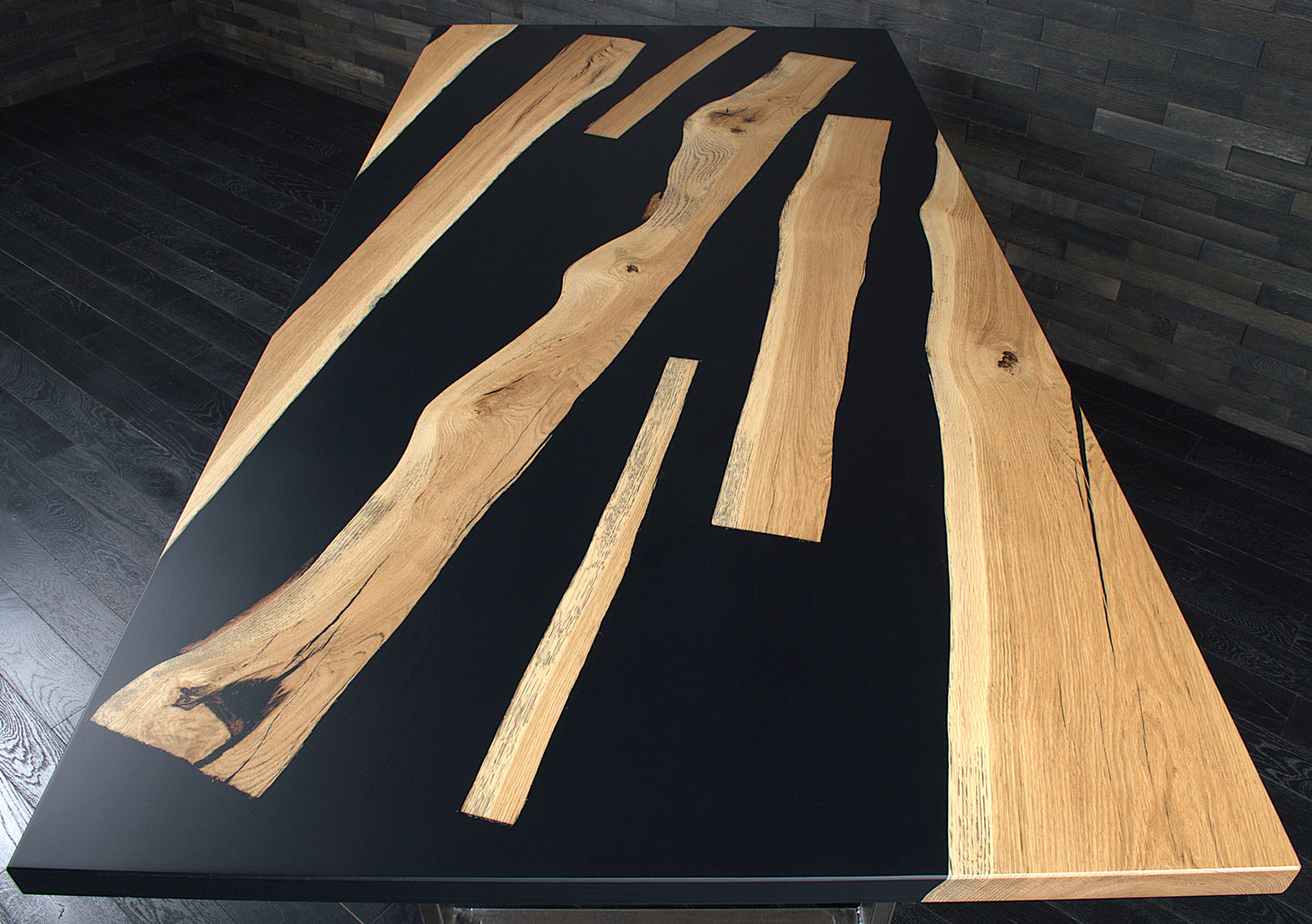 Plateau de table chêne massif 2150X1050mm résine noir bords droits vernis mat N°A138