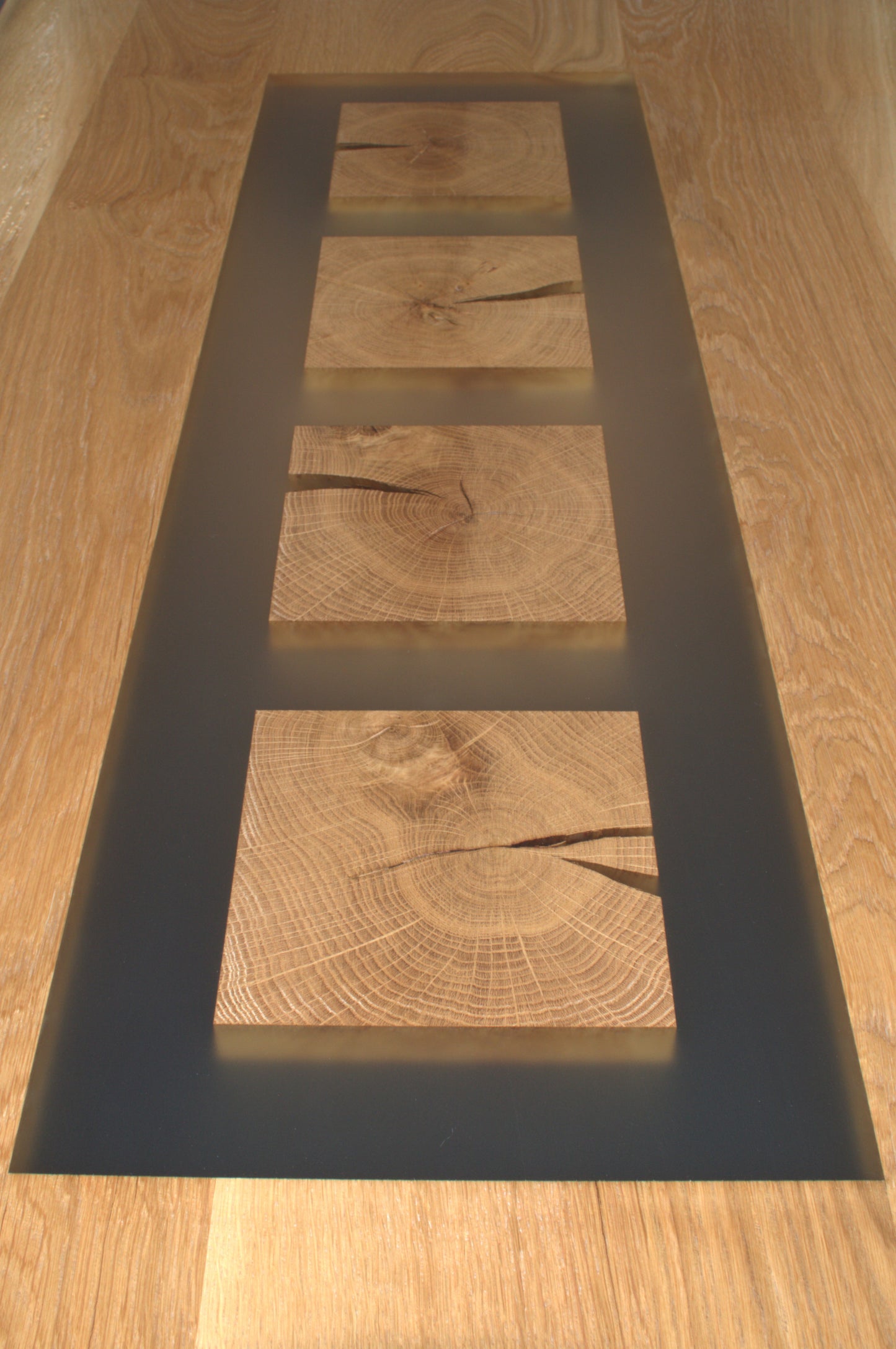 Table basse en chêne massif résine opaque 1250X650mm bords natures (n°A105)