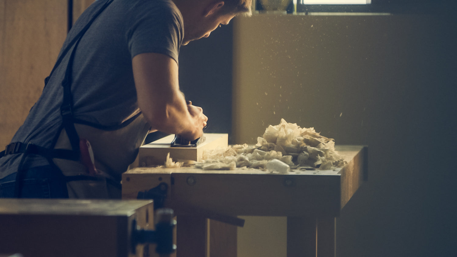 Travail artisanal dans l’atelier Beaulac, ponçage et finitions révélant les singularités naturelles du bois