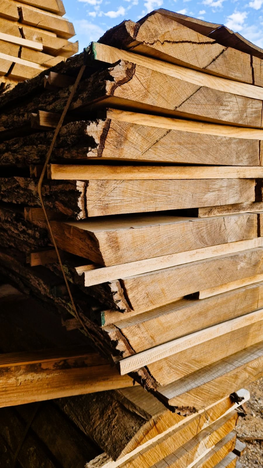 Sélection de bois revalorisés destinés à la fabrication de marches d’escalier uniques et durables